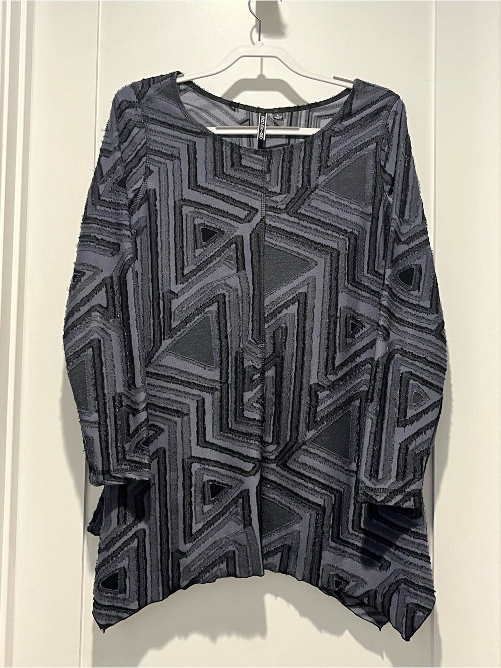 SNO SKINS Black & Gray Geometric Long Sleeve Tunic